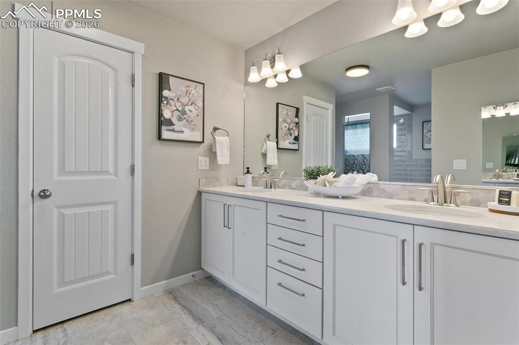 Image 20 of 50: Bathroom