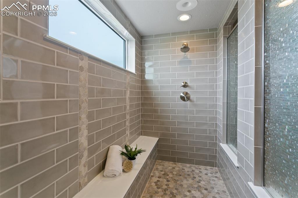 Image 21 of 50: Bathroom