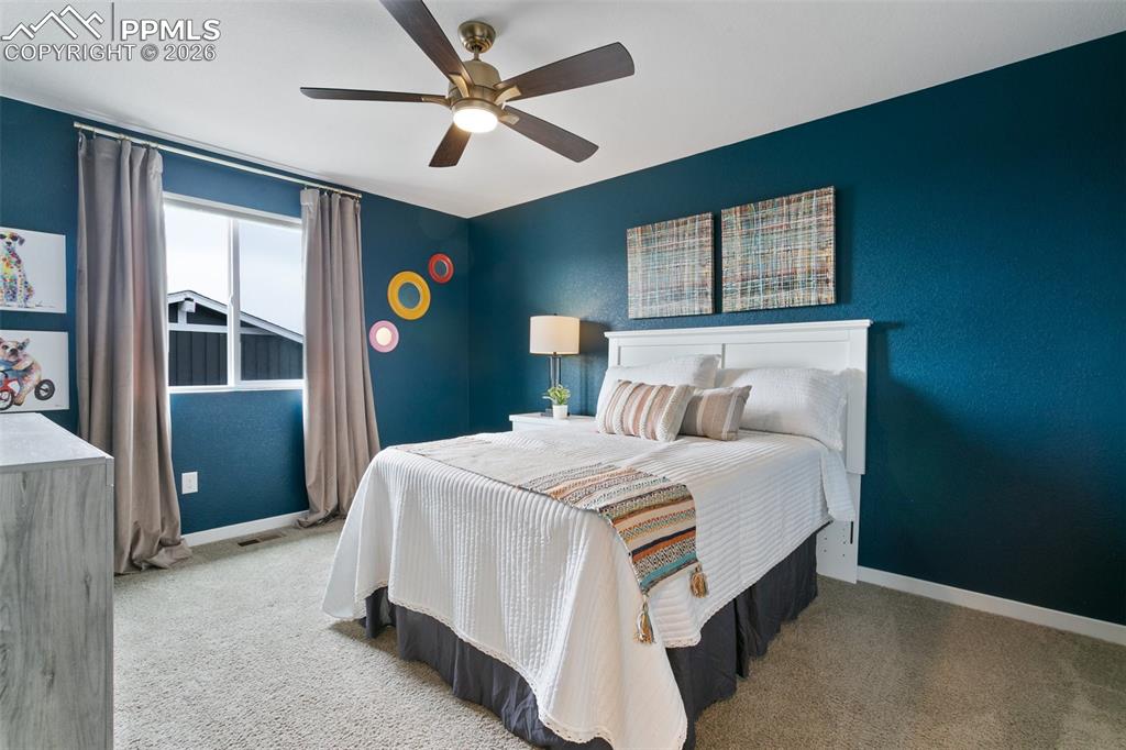 Image 22 of 50: Bedroom