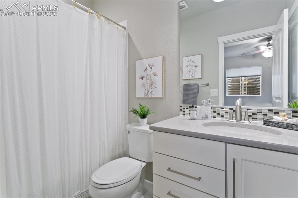 Image 25 of 50: Bathroom