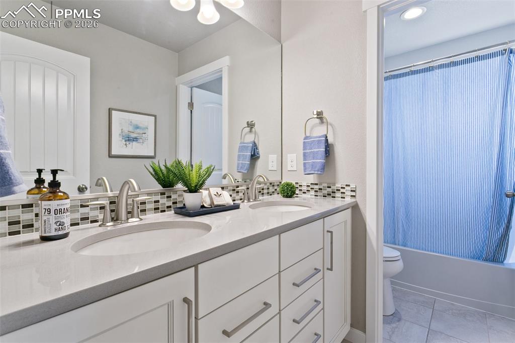 Image 26 of 50: Bathroom