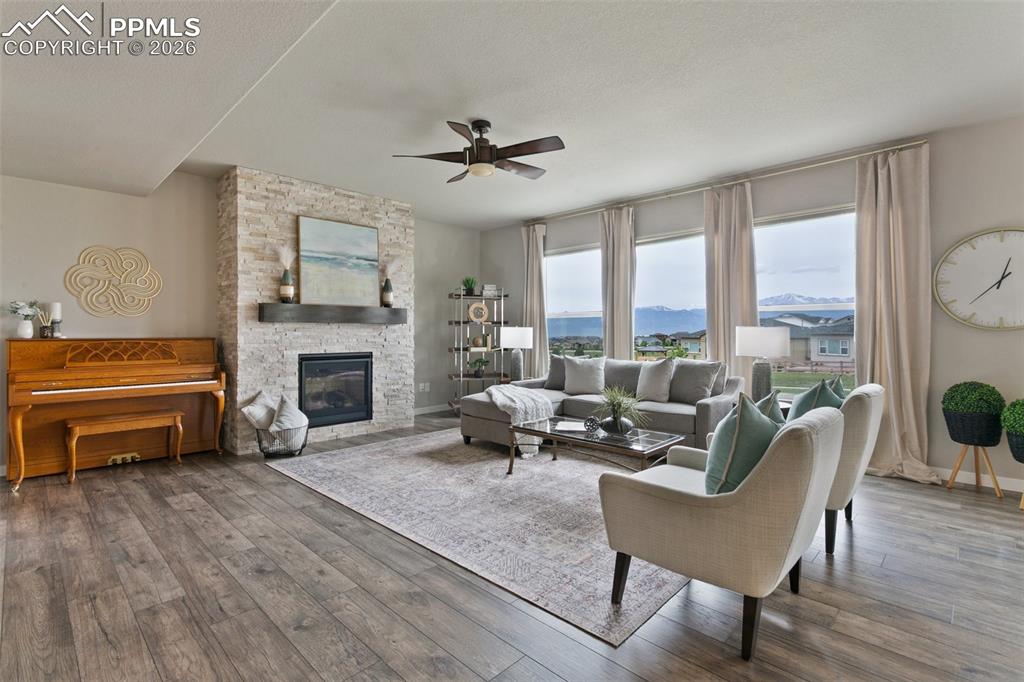 Image 5 of 50: Living Room