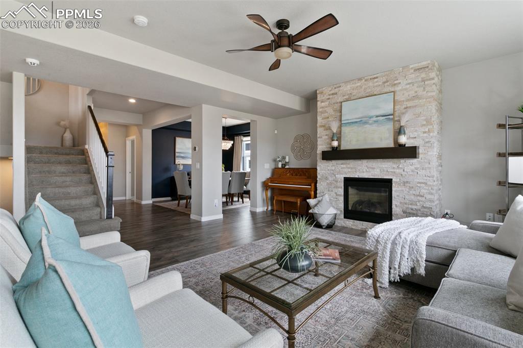 Image 6 of 50: Living Room