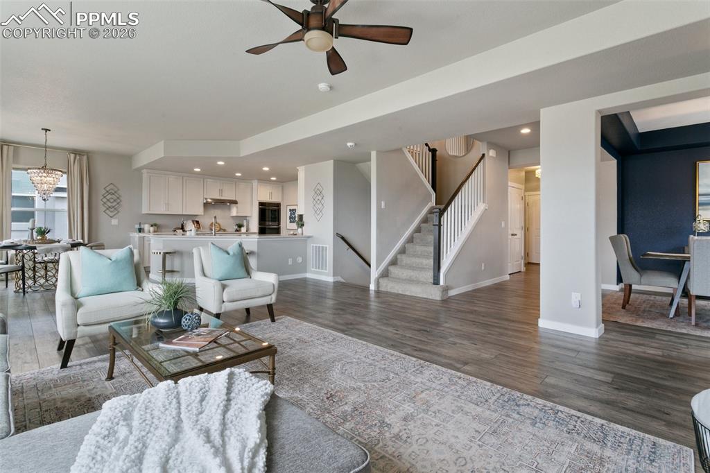 Image 7 of 50: Living Room