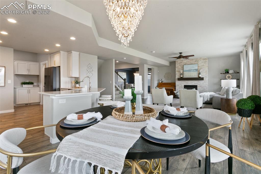 Image 8 of 50: Dining Area