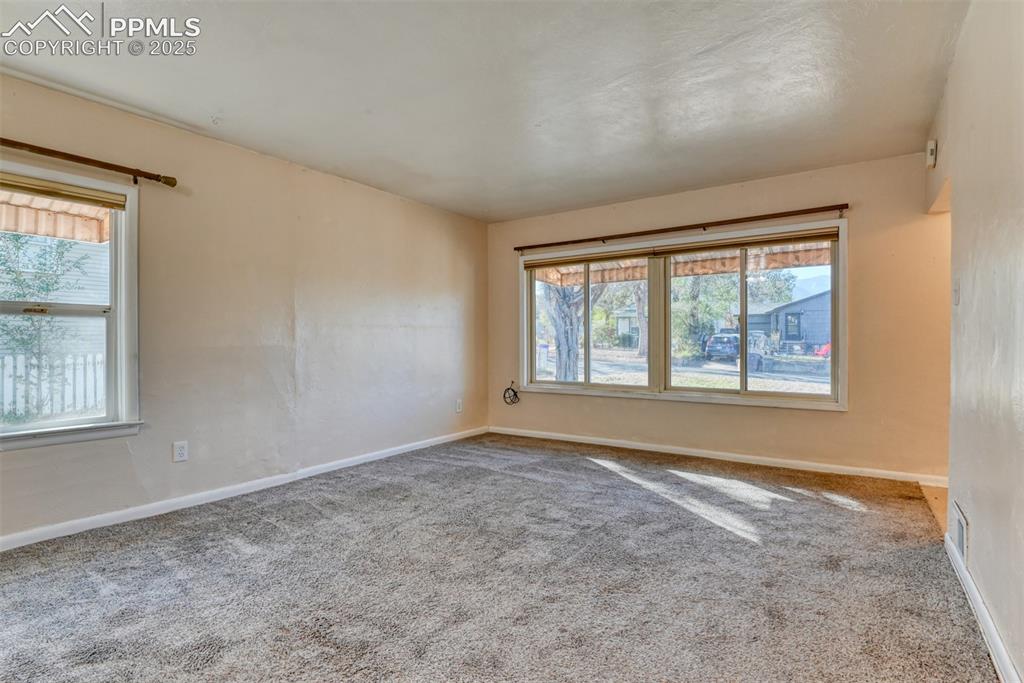 Image 10 of 30: Main house living room