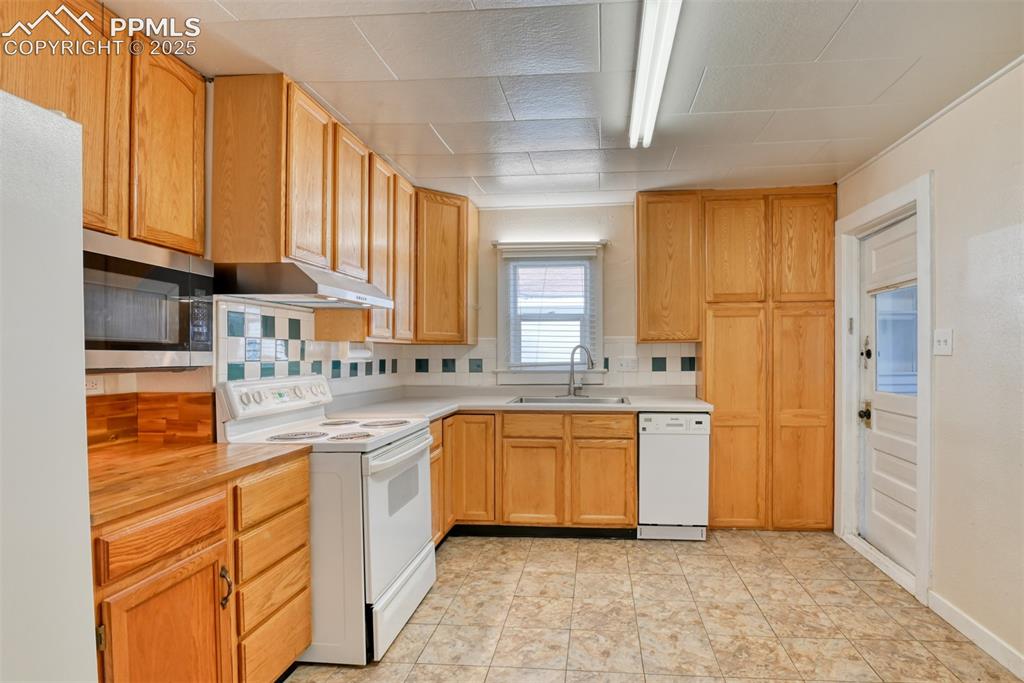 Image 13 of 30: Main house kitchen