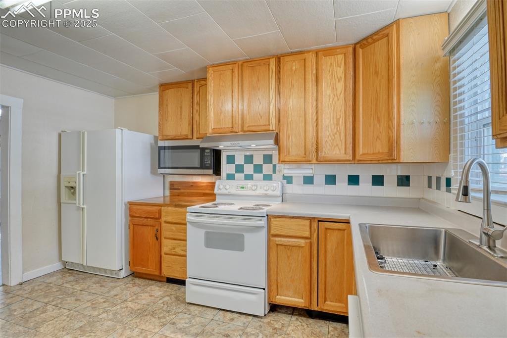Image 14 of 30: Main house kitchen