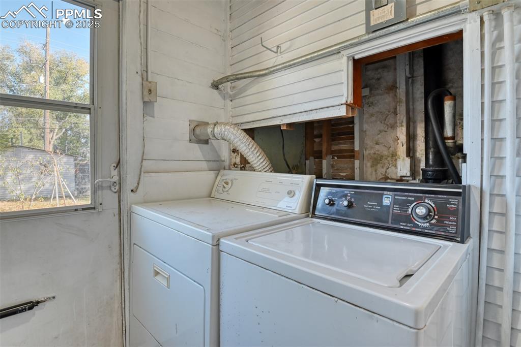 Image 17 of 30: Laundry