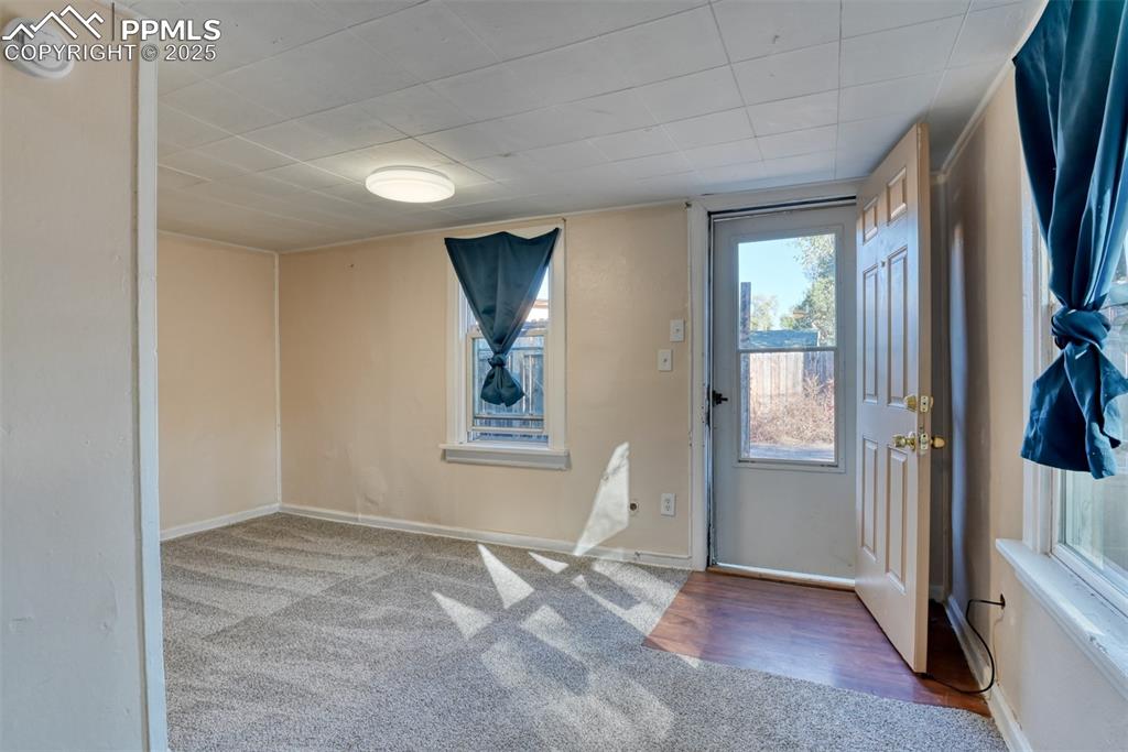 Image 19 of 30: Entry