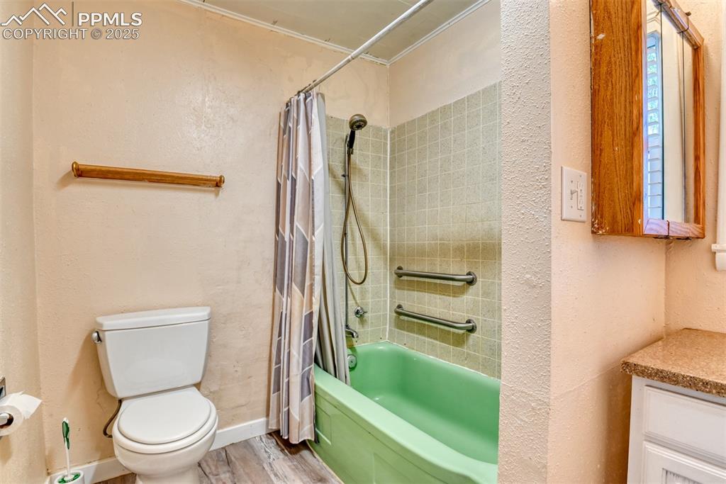 Image 19 of 30: Main house bathroom