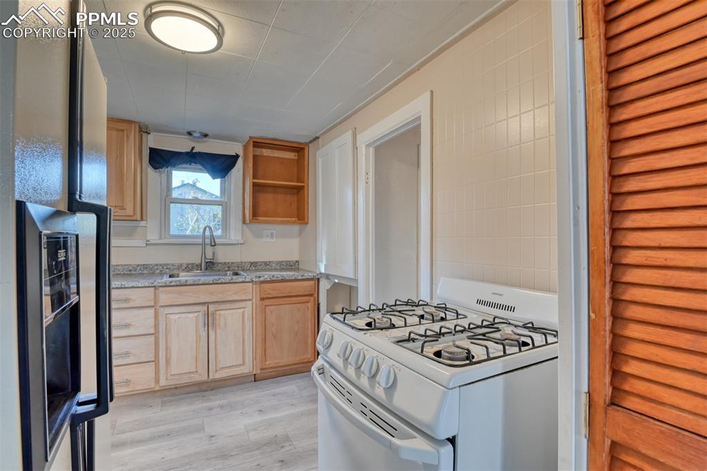 Image 23 of 30: Kitchen