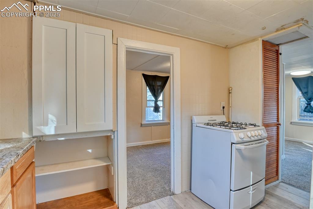 Image 24 of 30: Kitchen