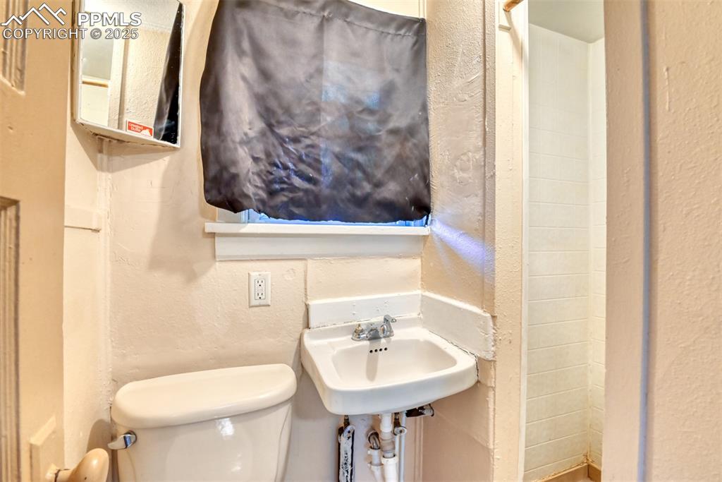 Image 27 of 30: Bathroom