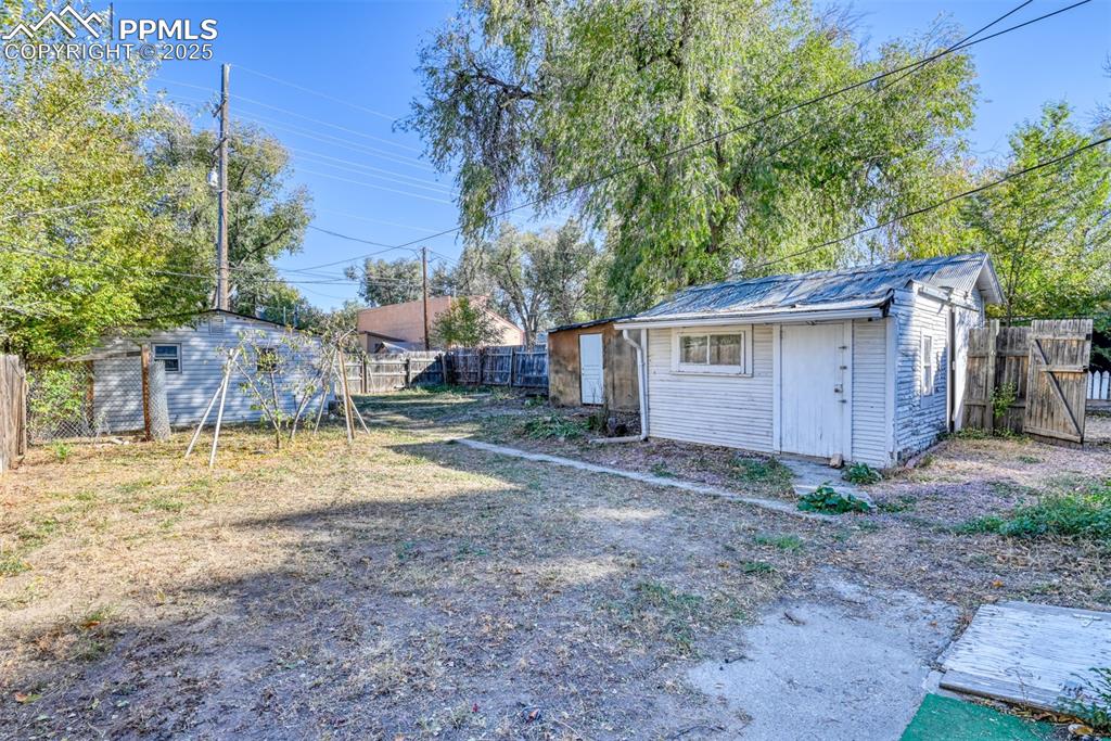 Image 29 of 30: Yard