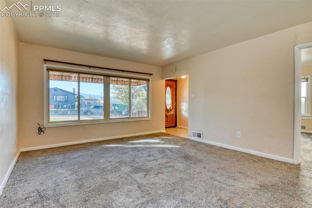 Image 9 of 30: Main house living room
