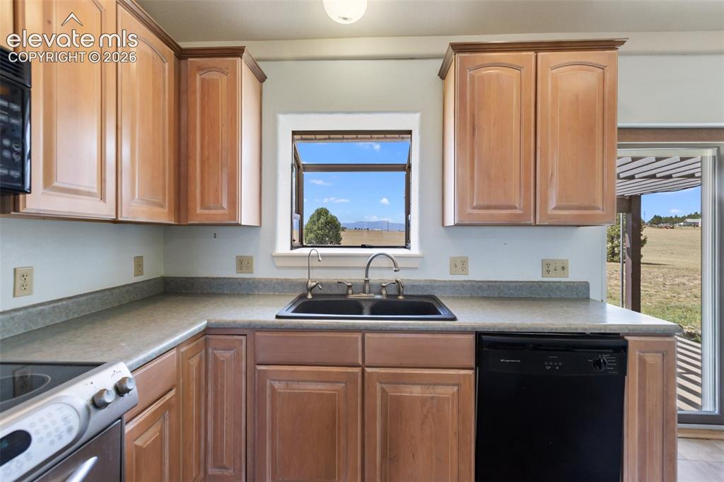 Image 10 of 30: Kitchen