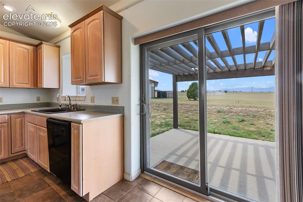 Image 11 of 30: Kitchen