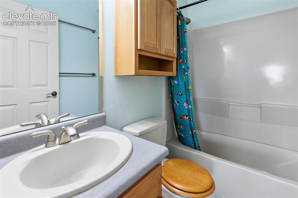 Image 17 of 30: Bathroom