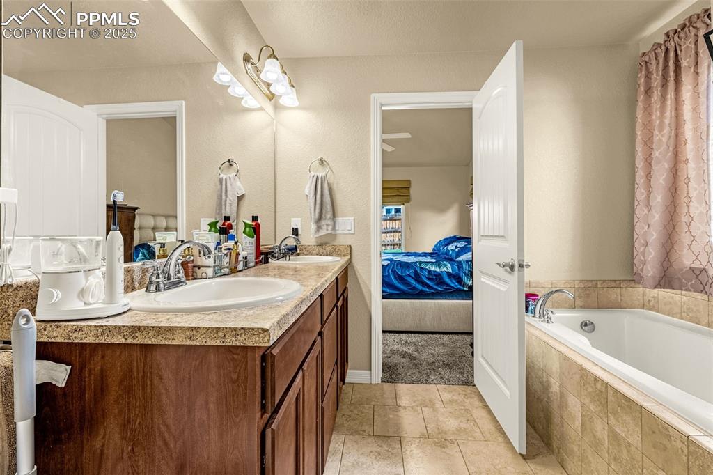 Image 10 of 30: Bathroom