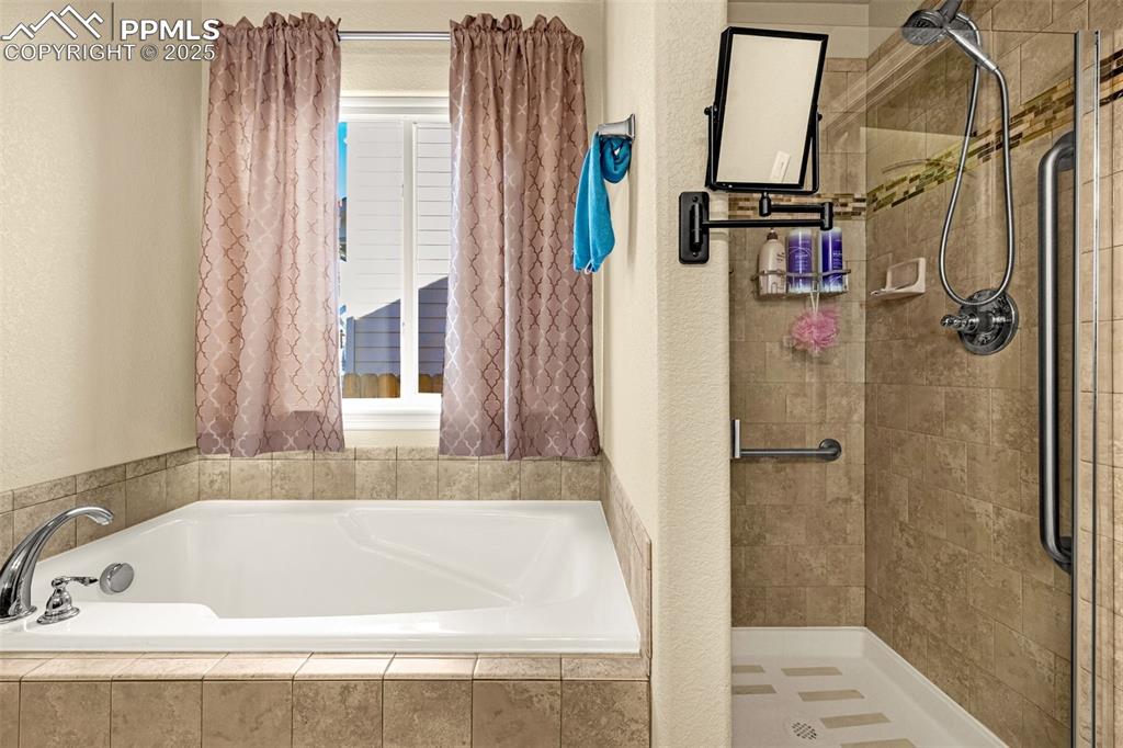 Image 11 of 30: Bathroom