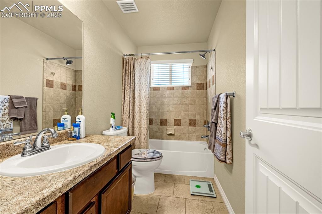 Image 13 of 30: Bathroom