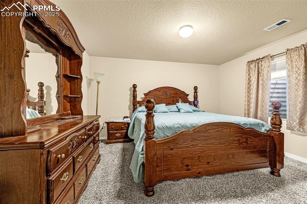 Image 18 of 30: Bedroom