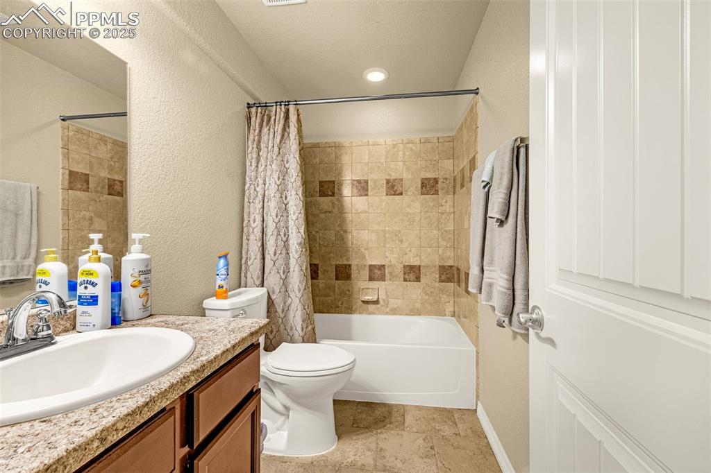 Image 19 of 30: Bathroom