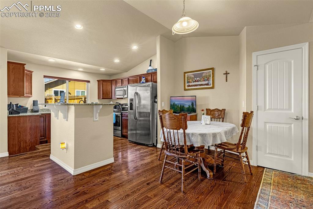 Image 4 of 30: Dining Area