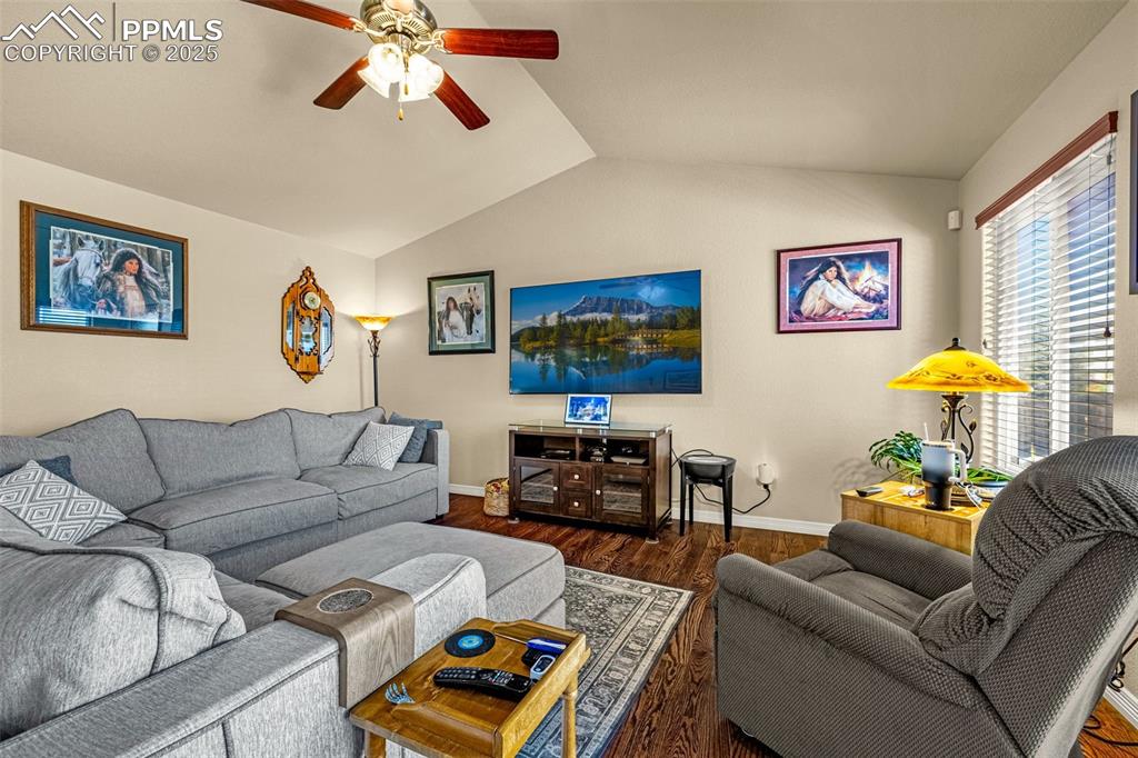 Image 5 of 30: Living Room