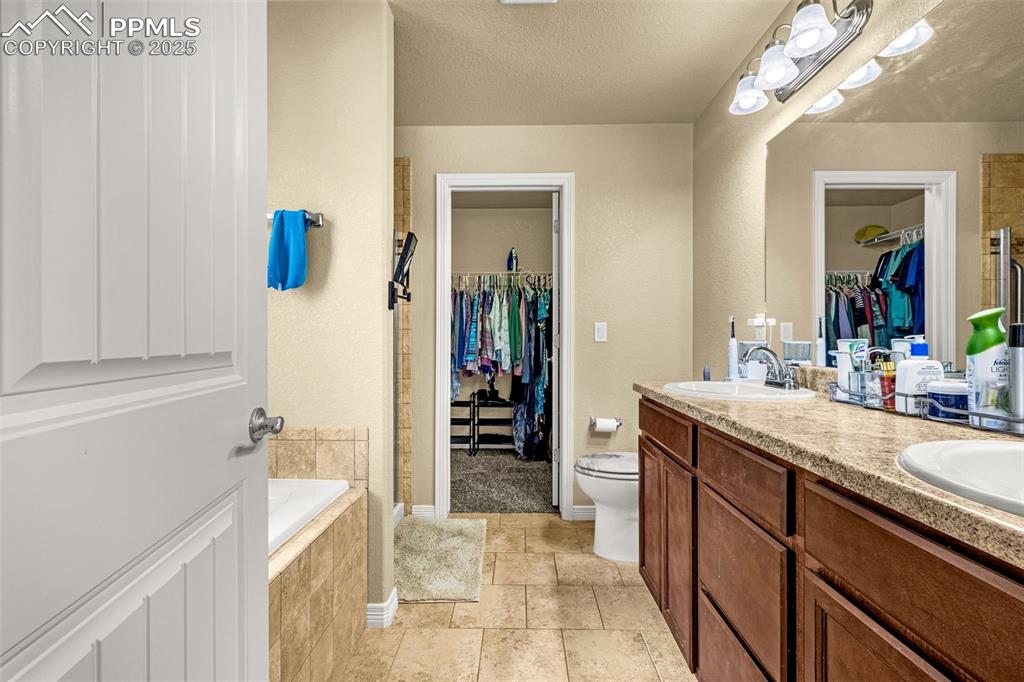 Image 9 of 30: Bathroom