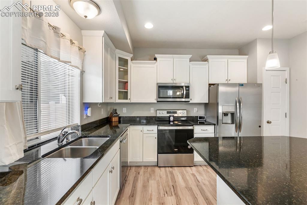 Image 10 of 39: Kitchen