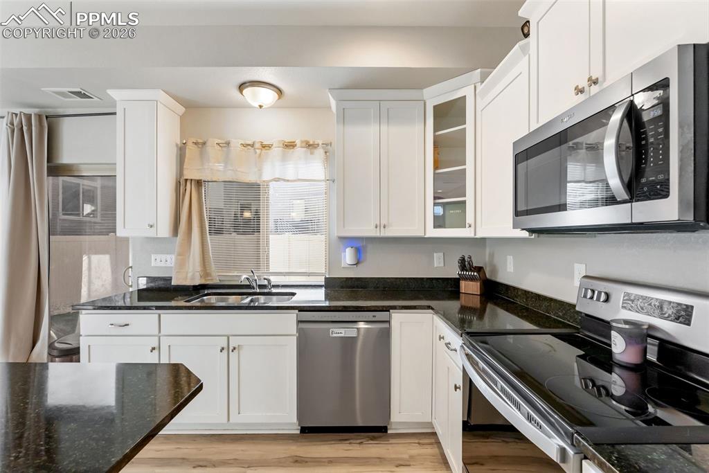 Image 12 of 39: Kitchen