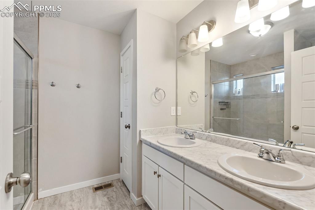 Image 27 of 39: Bathroom