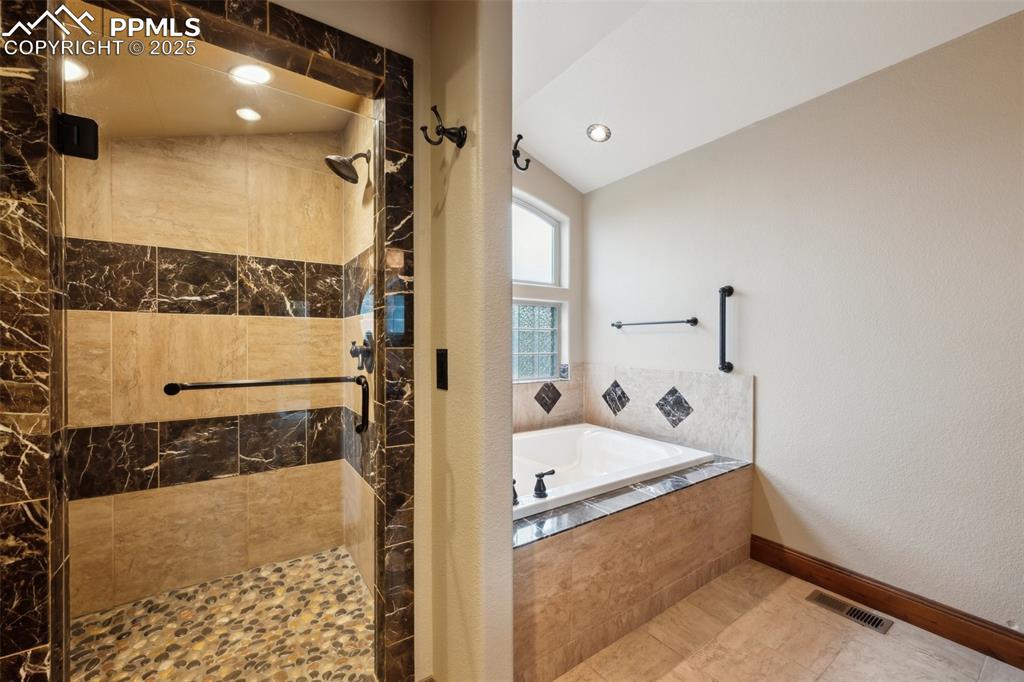 Image 16 of 43: Bathroom