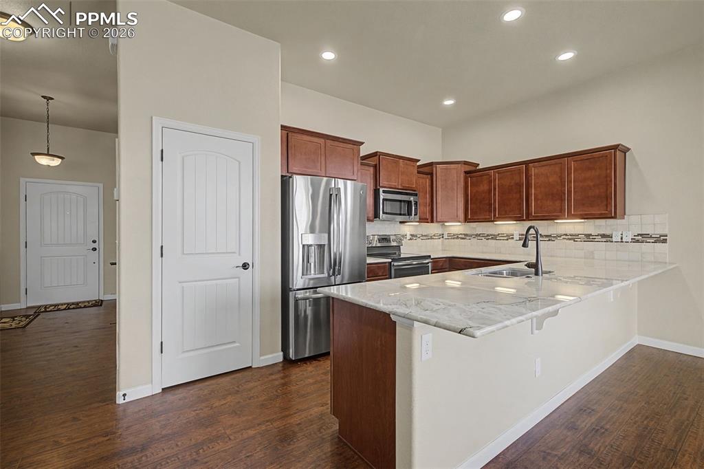 Image 11 of 32: Kitchen