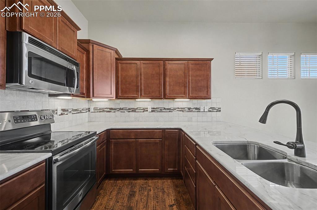 Image 13 of 32: Kitchen