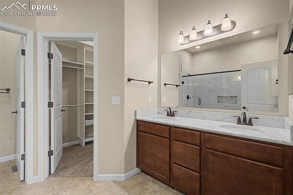 Image 17 of 32: Bathroom