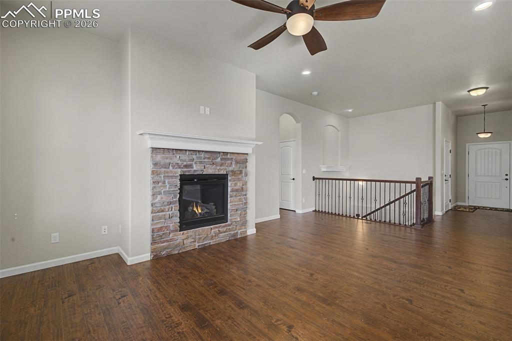 Image 6 of 32: Living Room