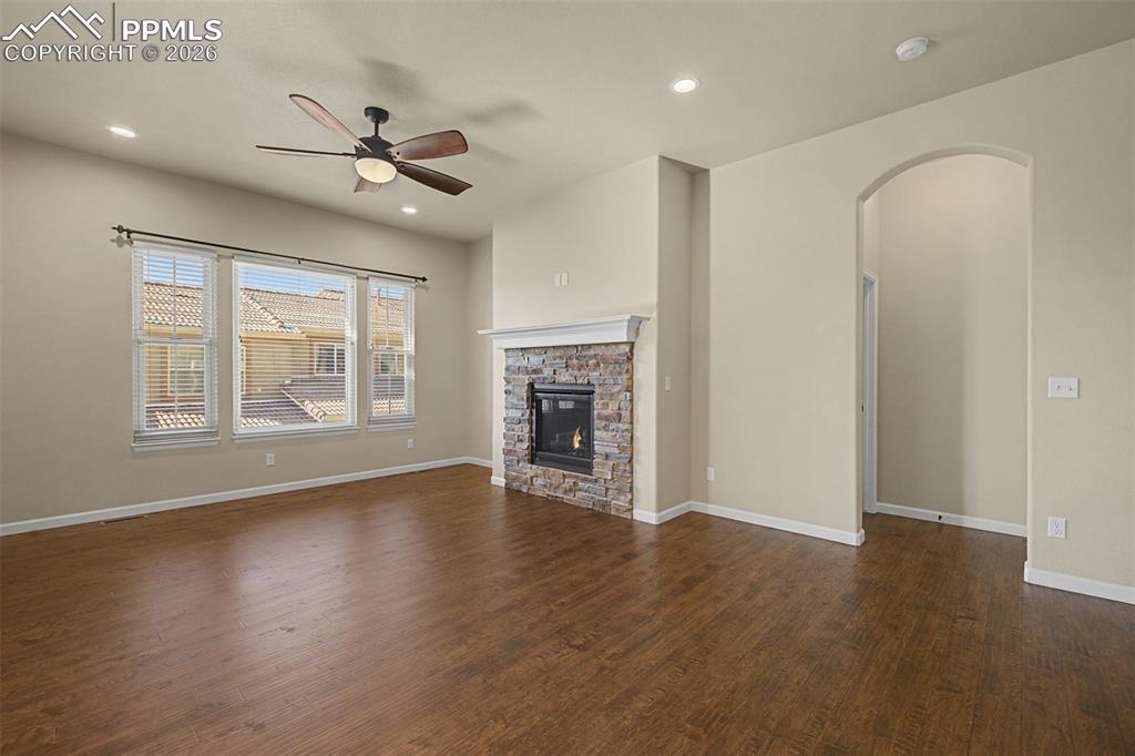 Image 7 of 32: Living Room