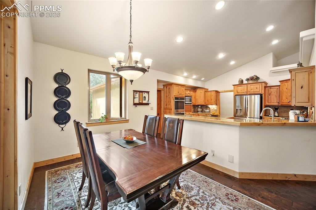 Image 15 of 50: Dining Area