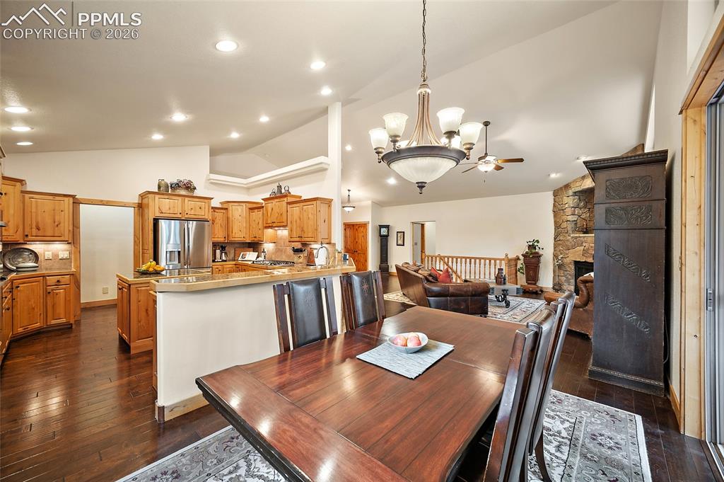 Image 16 of 50: Dining Area