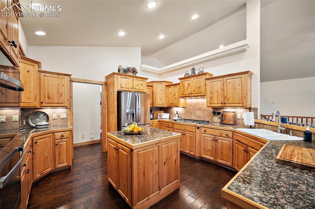 Image 18 of 50: Kitchen