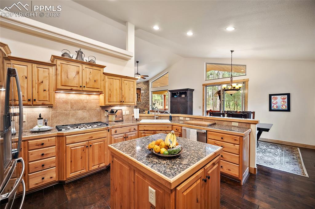 Image 19 of 50: Kitchen