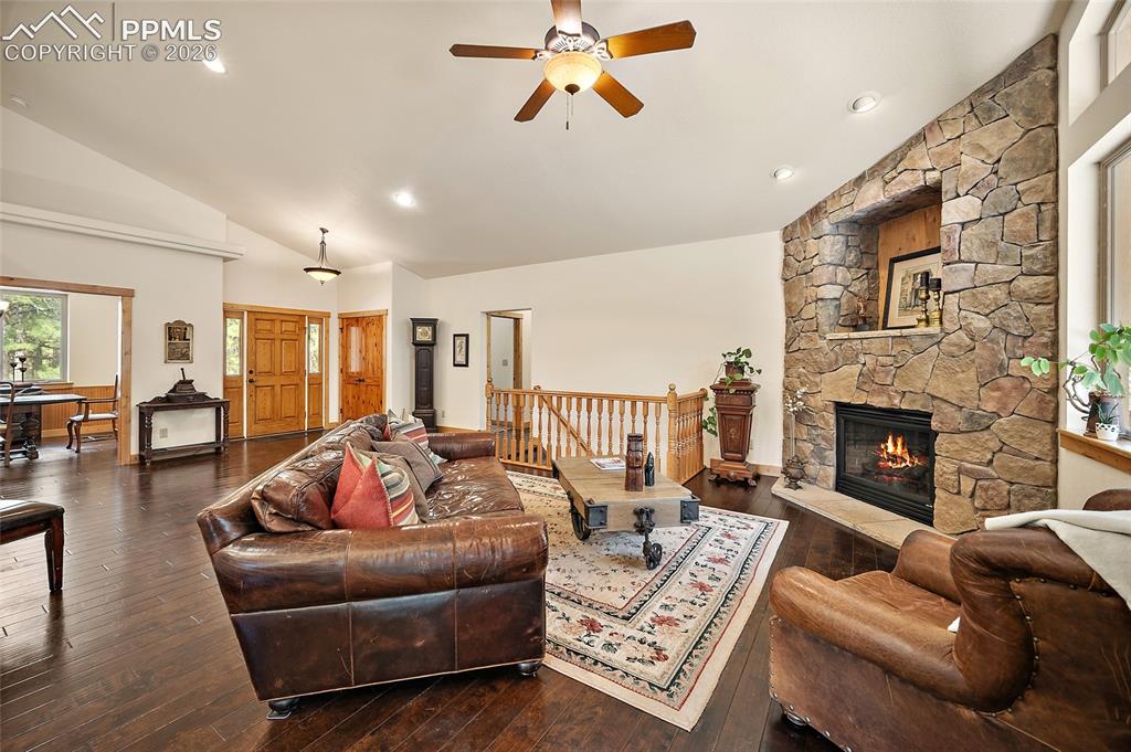 Image 9 of 50: Living Room