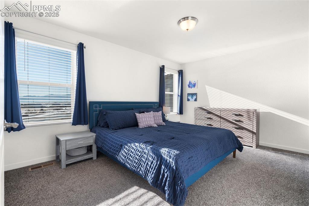 Image 17 of 36: Bedroom