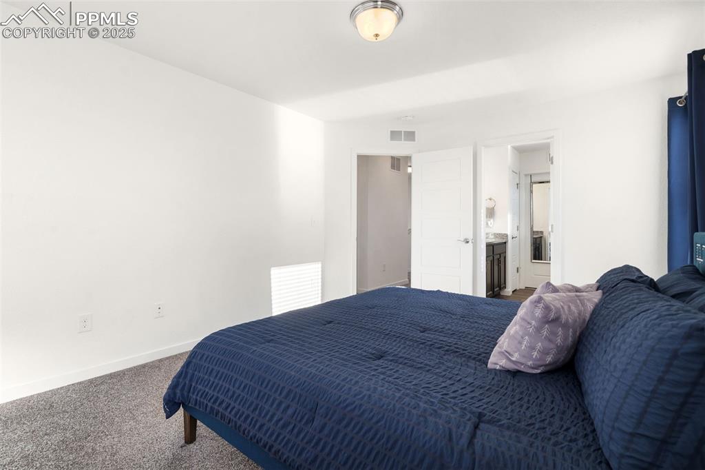 Image 19 of 36: Bedroom