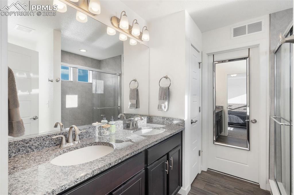 Image 20 of 36: Bathroom