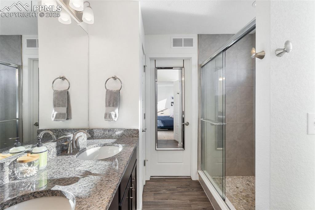 Image 21 of 36: Bathroom