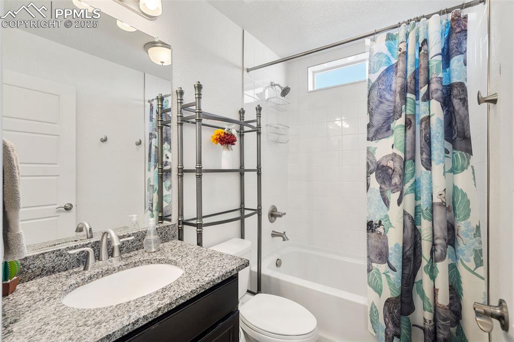 Image 23 of 36: Bathroom